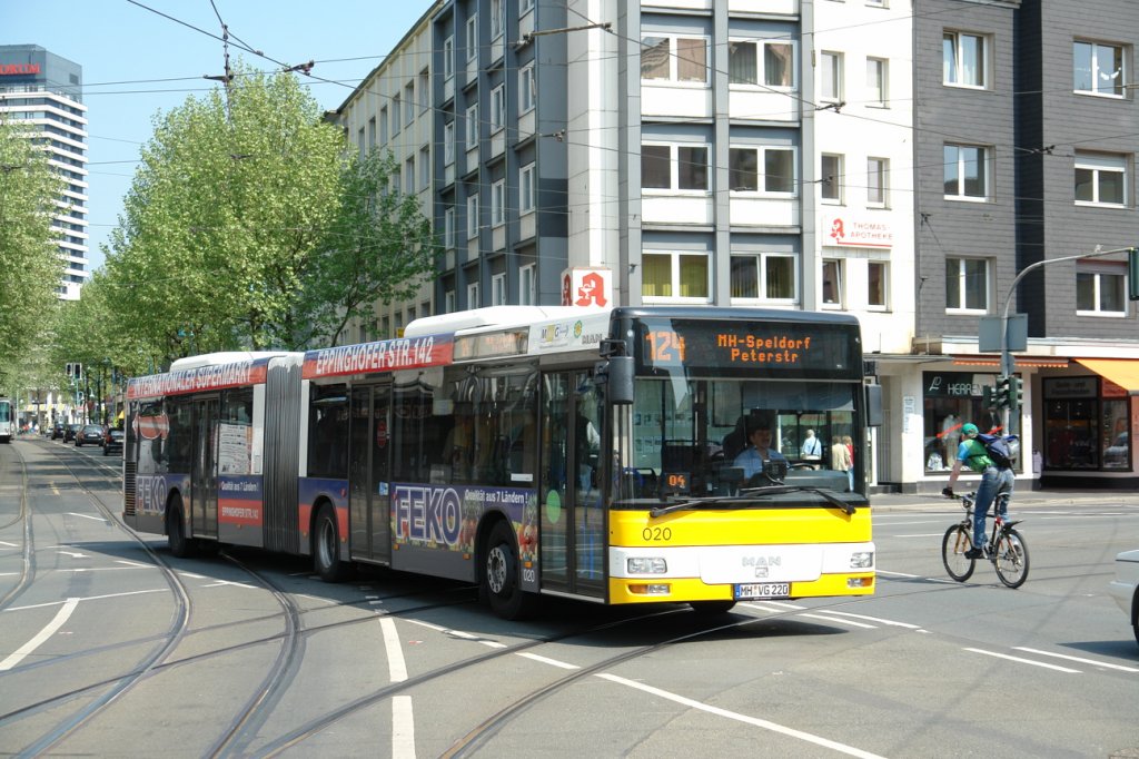 MVG 020 (MH VG 220) mit Werbung fr den Supermarkt Feko.
Der Wagen ist unterwegs auf der Leineweberstr. mit der Linie 124 nach Speldorf.
11.5.2006