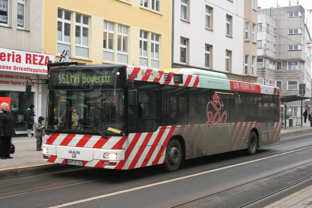 MVG 051 (MH VG 151) mit Werbung fr 200 Jahre Mlheim an der Ruhr.
Aufgenommen an der Haltestelle Mlheim Stadtmitte,18.1.2010.