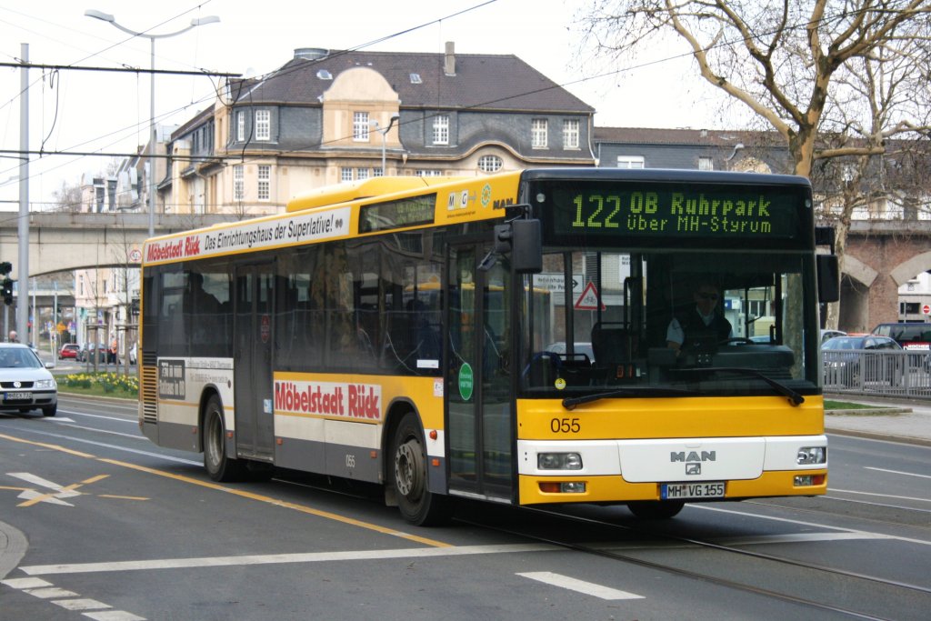 MVG 055 (MH VG 155) mit Werbung fr Mbel Rck.
Aufgenommen am Rathausmarkt.
23.3.2010