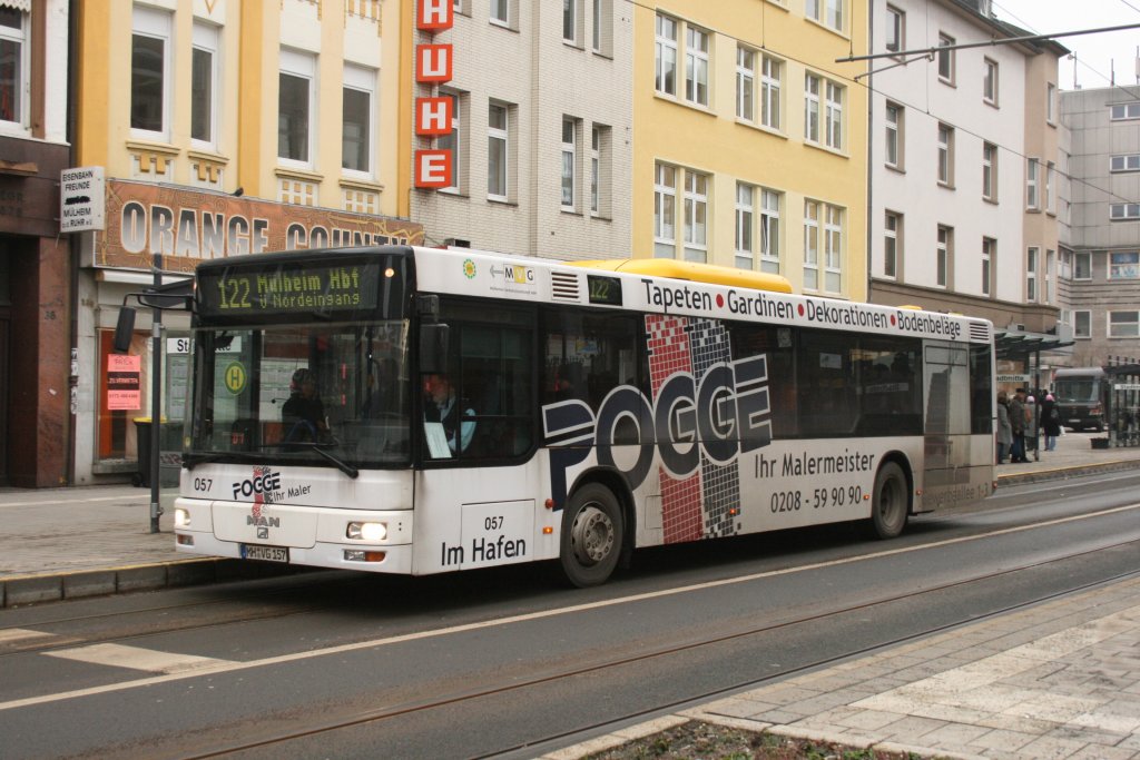 MVG 057 (MH VG 157) mit Werbung fr den Malerbetrieb Pogge.
Aufgenommen an der Haltestelle Mlheim Stadtmitte,18.1.2010.