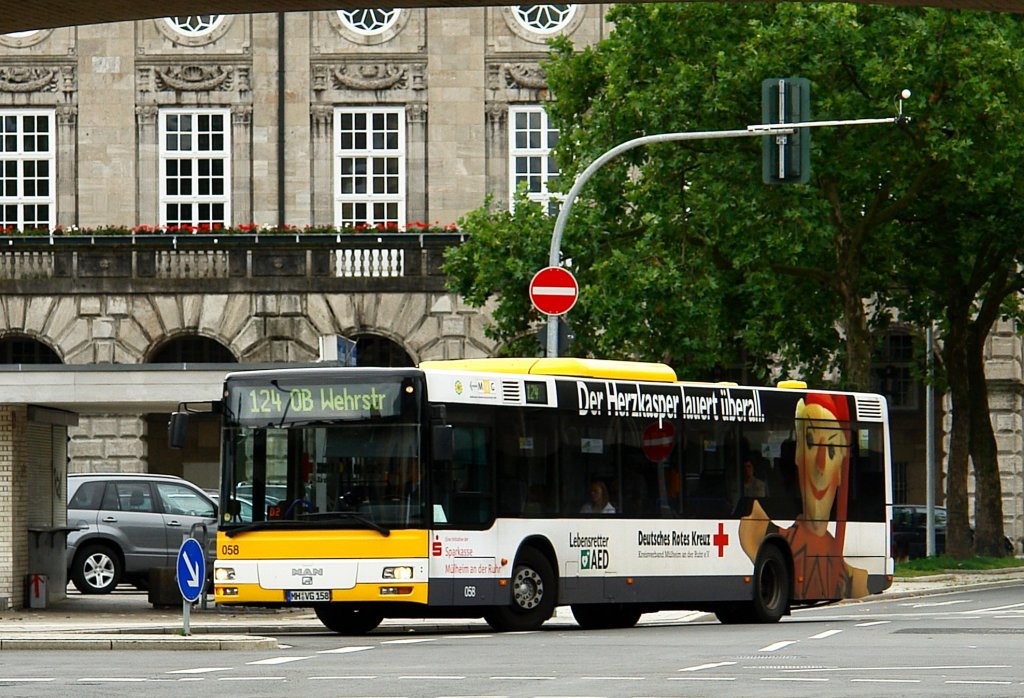 MVG 058 (MH VG 158) mit Werbung frs DRK mit der Linie 122 nach Oberhausen Wehrstr.
Aufgenommen am Rathausmarkt in Mlheim.
7.9.2008
