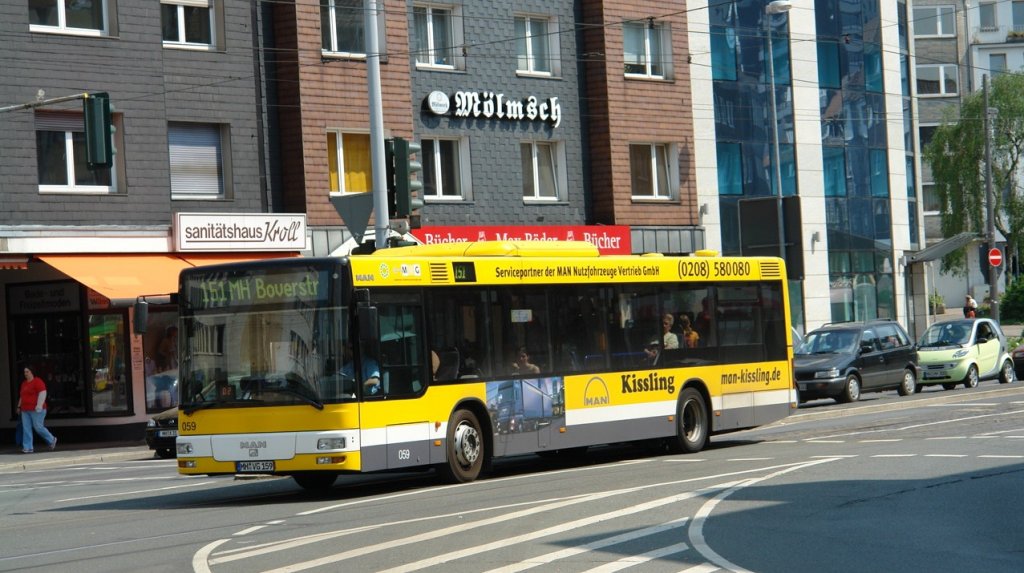 MVG 059 (MH VG 159) mit Werbung fr Kissling auf der Frierichstr. mit der Linie 151 zur Boverstr.
11.5.2006