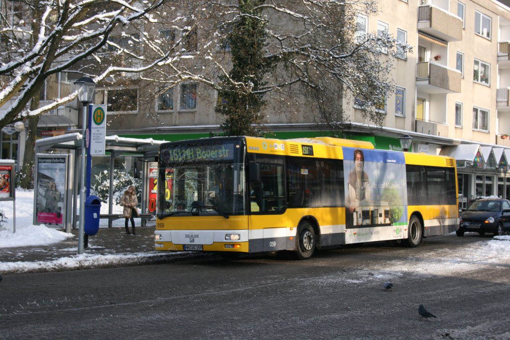 MVG 059 (MH VG 159) mit der Linie 151 nach Mülheim Boverstr.
Aufgenommen an der Haltestelle Bürgermeister Fiedler Platz in Kettwig am 4.1.2010.