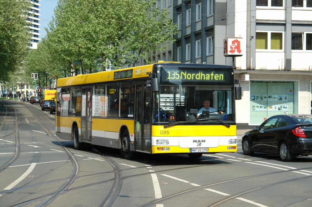 MVG 095 (MH VG 195) zum Nordhafen mit der Linie 135 in Mlheim Stadtmitte am 11.5.2006.