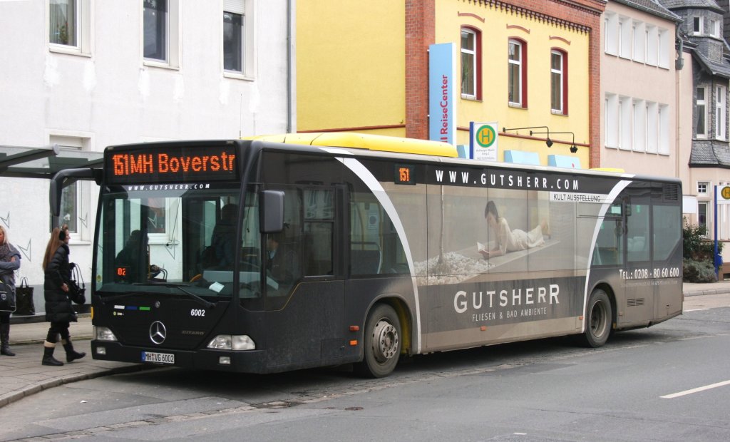 MVG 6002 (MH VG 6002) mit Werbung fr Gutsherr Bad und Fliesen.
Aufgenommen mit der Linie 151 am Kettwiger Markt,8.2.2010.