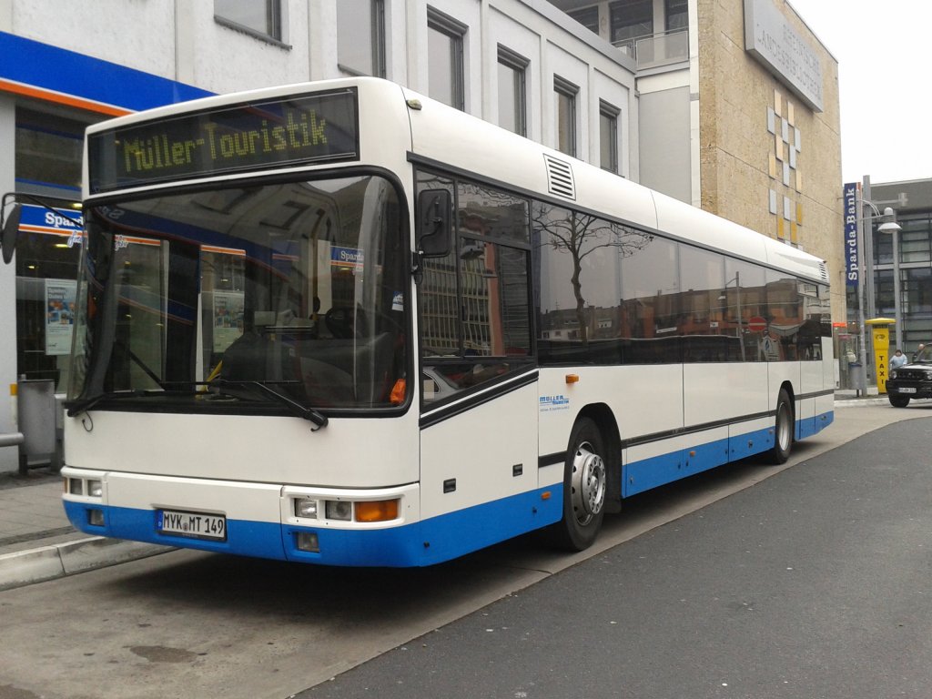 MYK-MT 149, ein Volvo B10 L von Mller-Touristik aus Urmitz. Das Fahrzeug wird morgens und mittags im Schulverkehr rund um Koblenz eingesetzt. (Koblenz/30.Januar 2012)