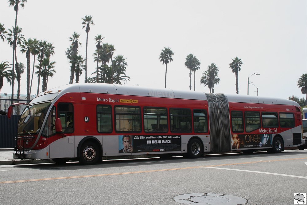 Nabi 60-BRT der  Los Angeles County Metropolitan Transportation Authority (LACMTA)- Metro Rapid  # 9284. Aufgenommen am 29. September 2011 in Santa Monica, Kalifornien.