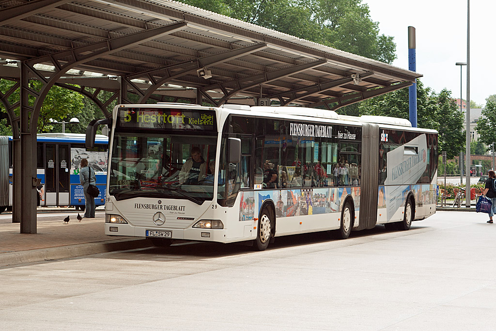 Nach Hettorft auf der Linie 5 stand am 3. Juli 2007 der FL-SW 29 von Aktiv-Bus auf dem ZOB Flensburg zur Abfahrt bereit.