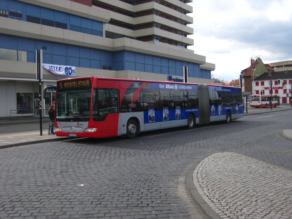 Nachdem im Hildesheimer Stadtverkehr ber Jahrzehnte nur MAN-Busse unterwegs waren, wurden in den letzten drei Jahren insgesamt 14 neue Citaros (N und G) beschafft: Hier ist der HI-SV 2074 am ZOB in Hildesheim zu sehen.