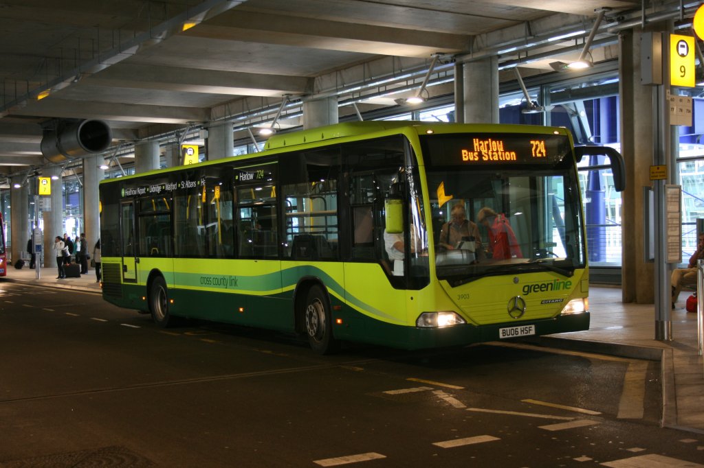 Nachdem Niederflurbusse in Grossbritannien bislang den Stdtischen Verkehrsbetrieben vorbehalten waren, gibt's jetzt solche Fahrzeuge vermehrt auch berland; Seit 2006 ist dieser Citaro  bei GreenLine im Raum London unterwegs, aufgenommen am 8.10.2009 beim Terminal 5 des Flughafens Heathrow. 