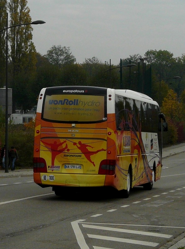 Nachschuss auf den schnen farbigen  MAN Lion's Coach Handballvereinsbus in der Nhe des Europaparlaments in Strasbourg. 30.10.2011