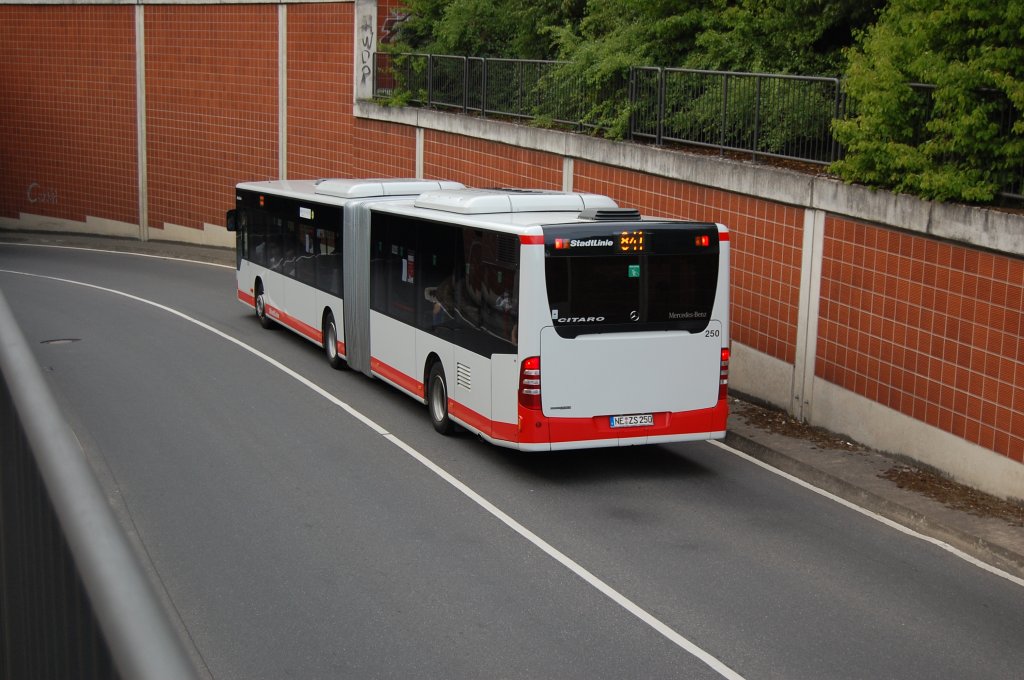 Nachschu auf den Wagen 250 der Stadtwerke Neuss. Hier ist er gerade auf der Linie 841 unterwegs und fhrt durch die Unterfhrung Mainstrae am Bahnhof Norf. 17.7.2010