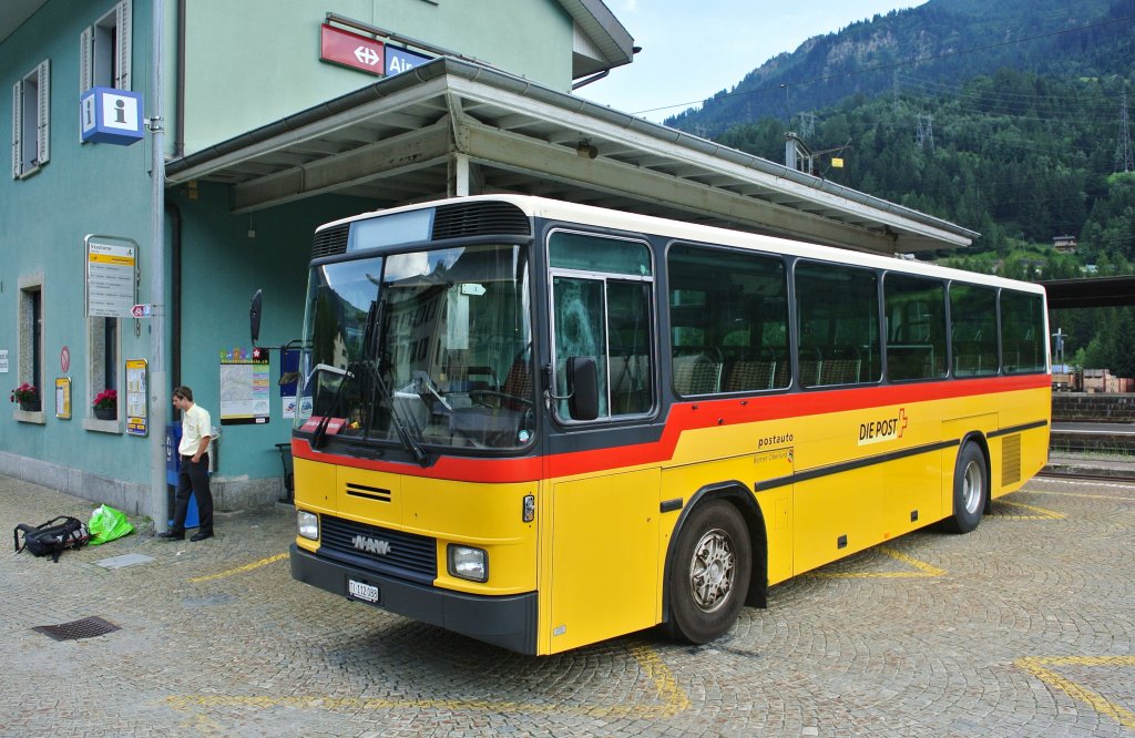 NAW Postauto abgestellt beim Bahnhof Airolo, 04.08.2013.
