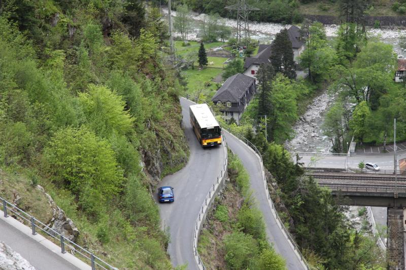 NAW-Postauto auf dem Kurs Amsteg-Bristen-Golzern Seilbahn; 02.05.2010