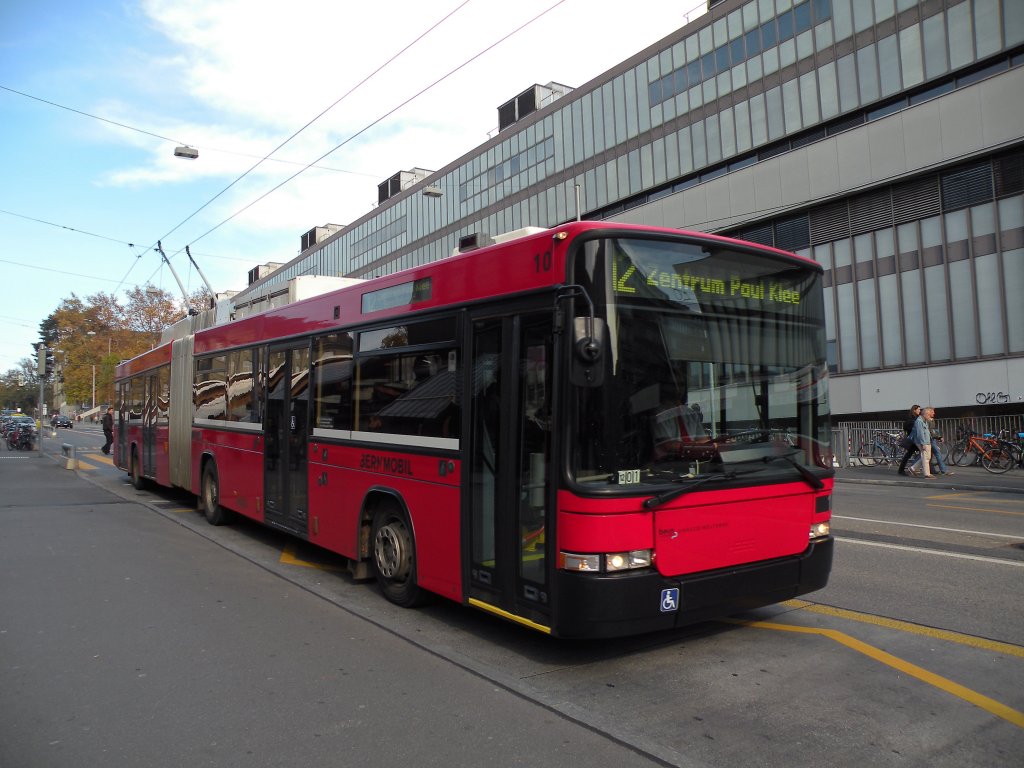 NAW Trolleybus mit der Bertreibsnummer 10 auf der Linie 12 an der Haltestelle Schanzenstrasse. Die Aufnahme stammt vom 01.11.2010.