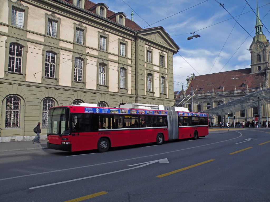 NAW Trolleybus mit der Bertreibsnummer 16 auf der Linie 11 am Bahnhofplatz. Die Aufnahme stammt vom 01.11.2010.