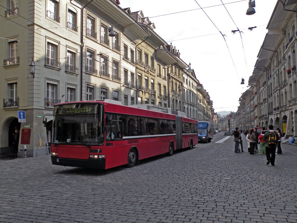 NAW Trolleybus mit der Bertreibsnummer 7 auf der Linie 12 in der Kramgasse. Die Aufnahme stammt vom 01.11.2010.