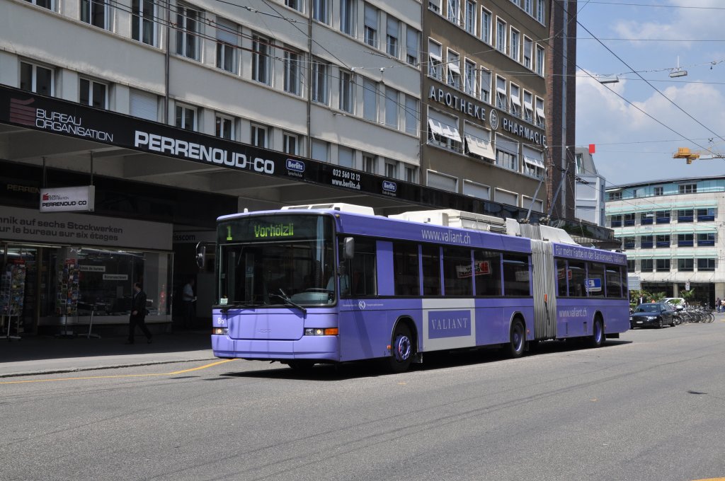 NAW Trolleybus mit der Betriebsnummer 86 und der Vollwerbung fr die Bank Valiant auf der Linie 1 am Bahnhof Biel. Die Aufnahme stammt vom 24.05.2012.