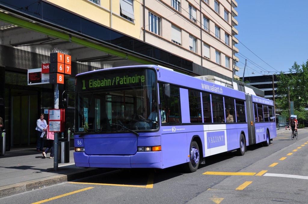 NAW Trolleybus mit der Betriebsnummer 86 und der Vollwerbung fr die Bank Valiant auf der Linie 1 am Bahnhof Biel. Die Aufnahme stammt vom 24.05.2012.