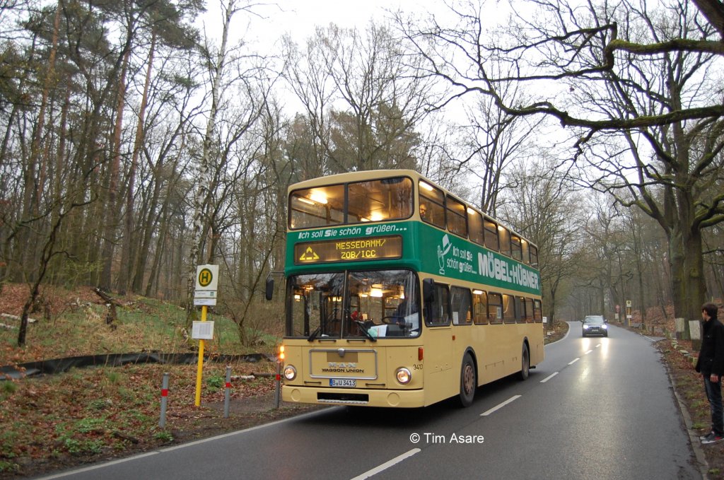 Ne kleine spielerei am IBIS. Aber da der 218er eine Ausflugslinie ist darf der Umlauf, wo die Arbeitsgemeinschaft Traditionsbus fhrt ein Dreieck schildern. ;-)
Der Wagen 3413 (MAN SD 200 / MAN SD85) im April 2012 auf der Linie 218 an der Haltestelle Groes Fenster.