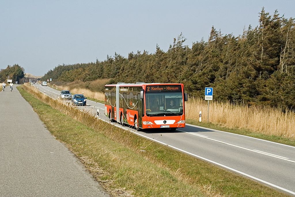 Neben dem Eidumwldchen war am 20. April 2008 der NF-SV 411 von Westerland aus auf der Linie 2 nach Hrnum unterwegs.