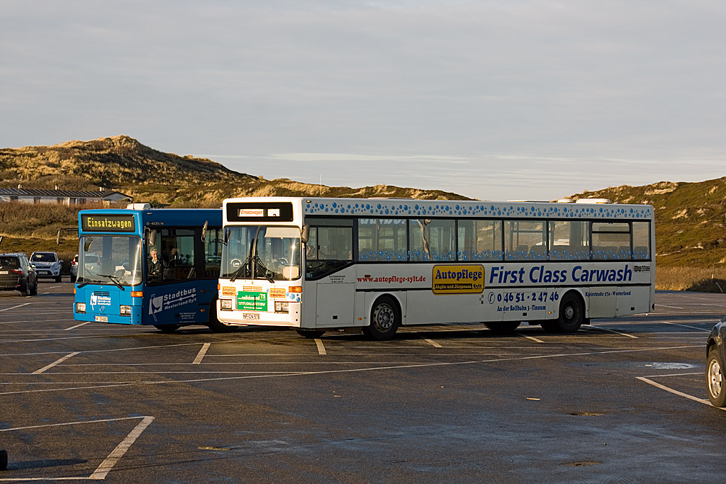 Neben den NF-SV 883 stand am 1. Januar 2009 der NF-CN 518 auf einem Parkplatz in Rantum und wartet auf die Rckfahrt als Verstrkerbus auf der Linie 2 zwischen Rantum und Westerland. Die SVG setzt bei hheren Fahrgastandrang ausserhalb des Sommerfahrplan bei Bedarf zustzliche Busse als Verstrker ein.
