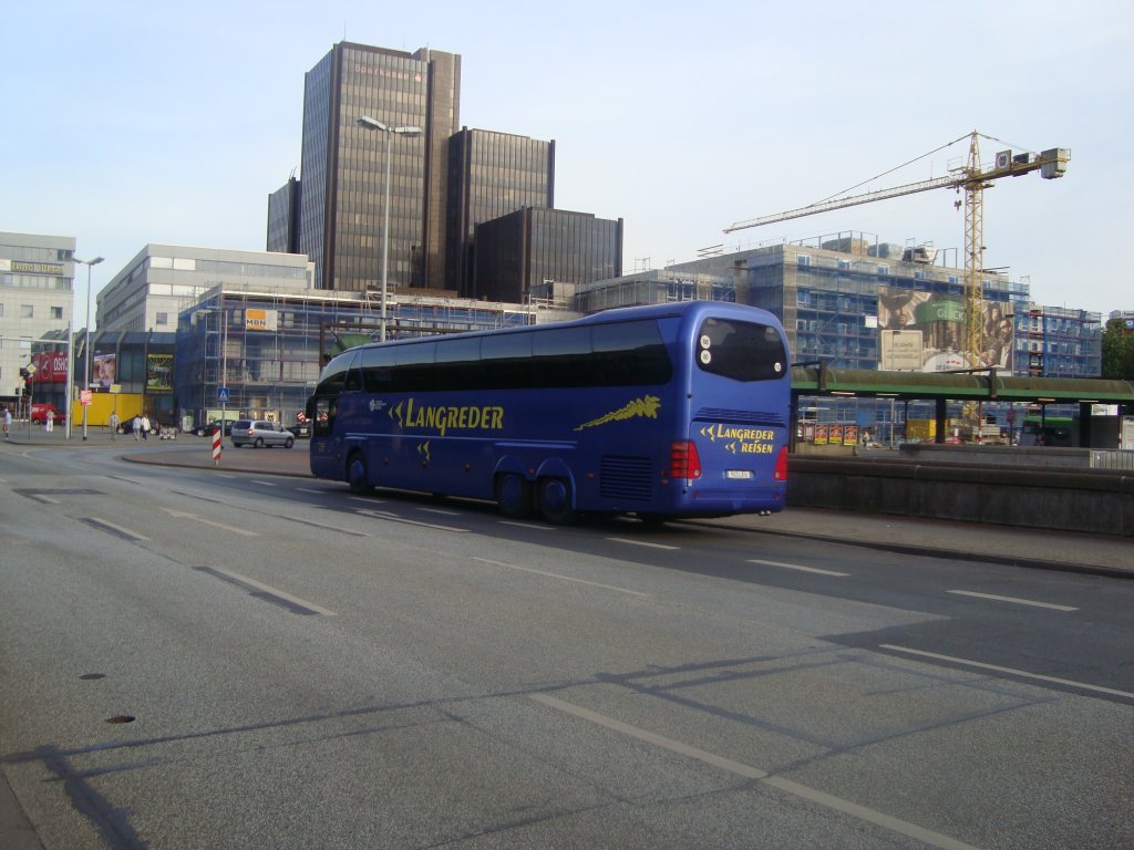 Neolplan Reisebus von der Seite am 23.05.2009 in Hannover.