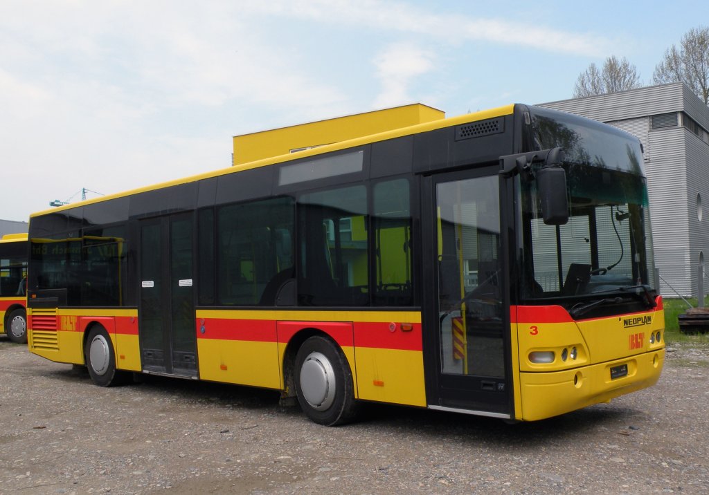 Neoplan Bus der BLT mit der Betriebsnummer 3 ist ausgemustert worden und wird an eine Privatperson verkauft. Die Aufnahme stammt vom 06.05.2013.