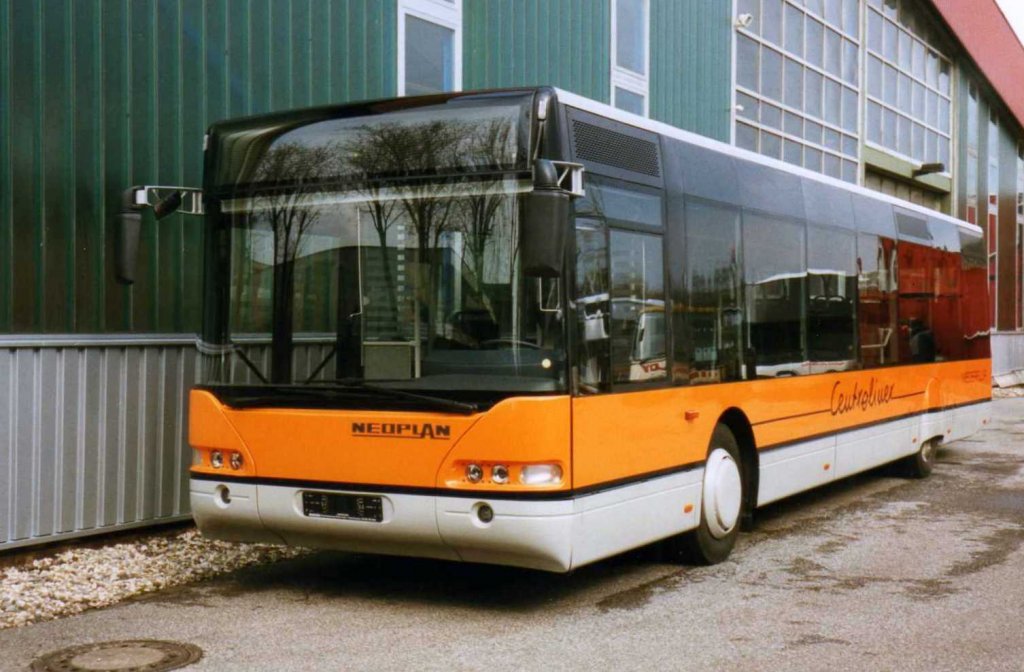 Neoplan Centroliner N4416, aufgenommen im Mrz 1999 im GWZ der Neoplan NL Rhein Ruhr in Oberhausen.