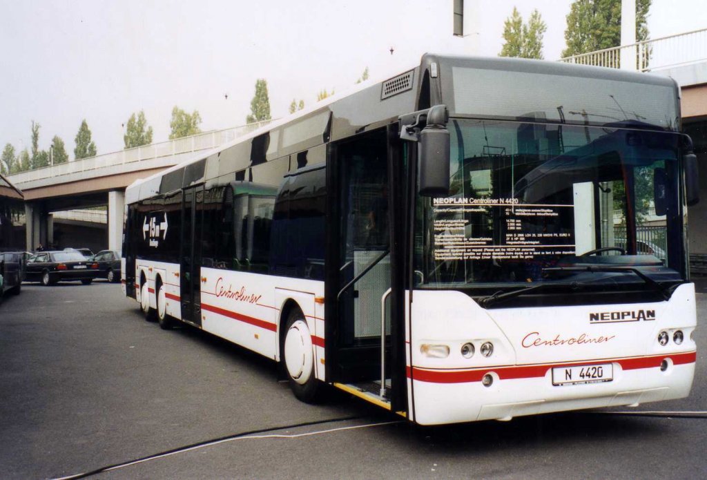 Neoplan Centroliner N4420, aufgenommen auf der IAA 2000 in Frankfurt.