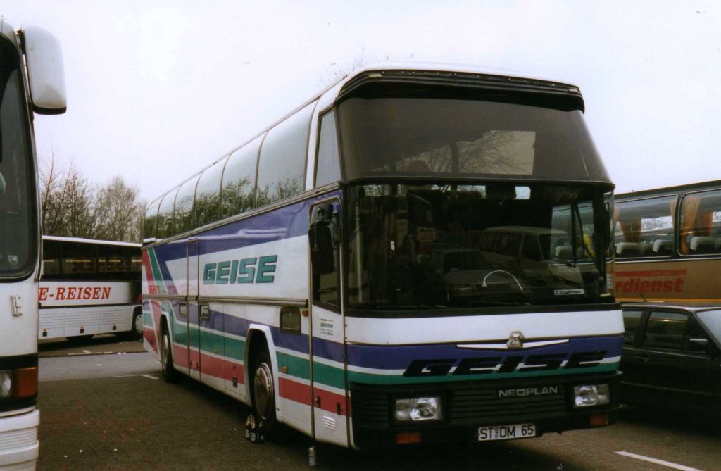 Neoplan Cityliner N116, aufgenommen im April 1999 auf dem Parkplatz der Westfalenhallen in Dortmund.