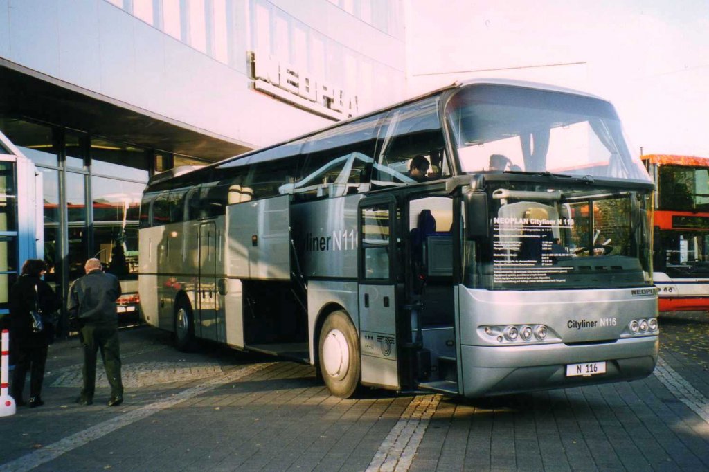 Neoplan Cityliner N116, aufgenommen im November 2001 vor dem ehemaligem Neoplan Stammhaus in Stuttgart Mhringen anlsslich der NAA 2001.