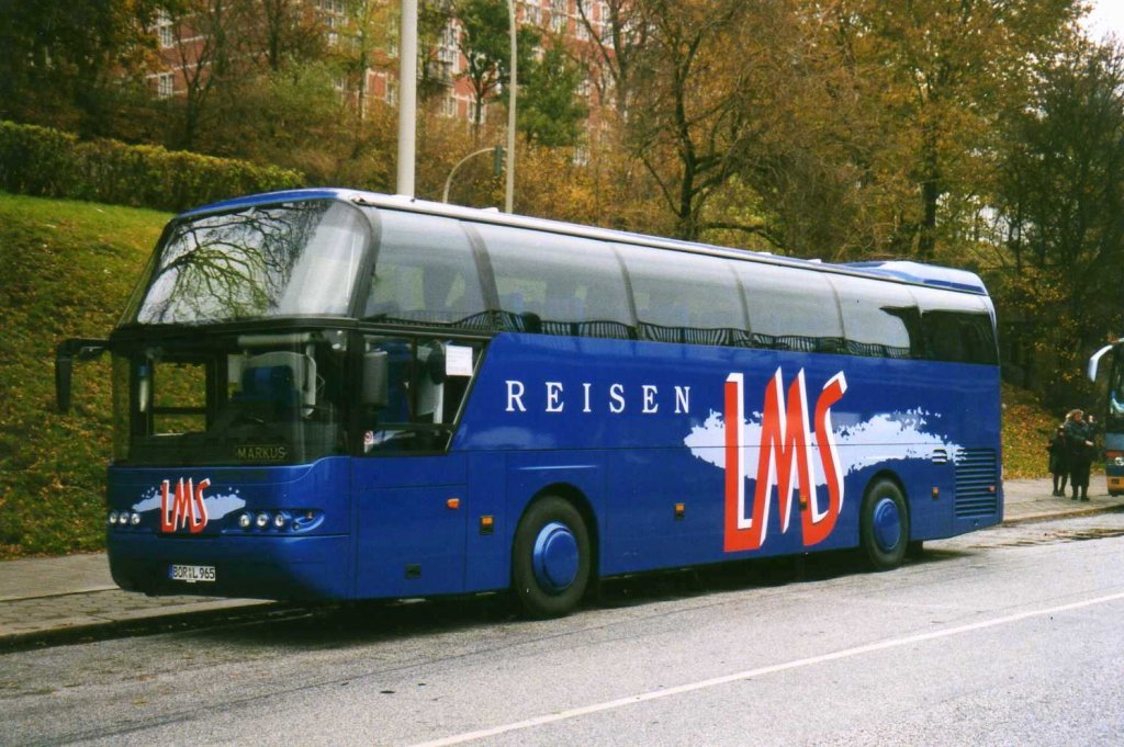 Neoplan Cityliner N116, aufgenommen im November 2002 an den Landungsbrcken in Hamburg.