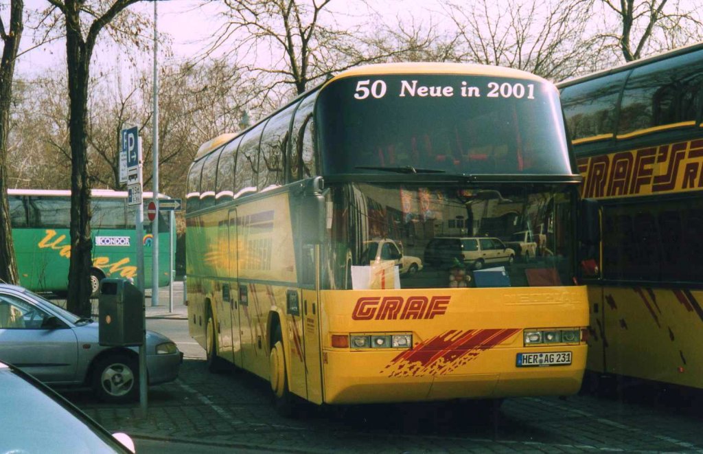 Neoplan Cityliner N116 von Grafs Reisen, aufgenommen im April 2002 am Bahnhof Zoo in Berlin.
