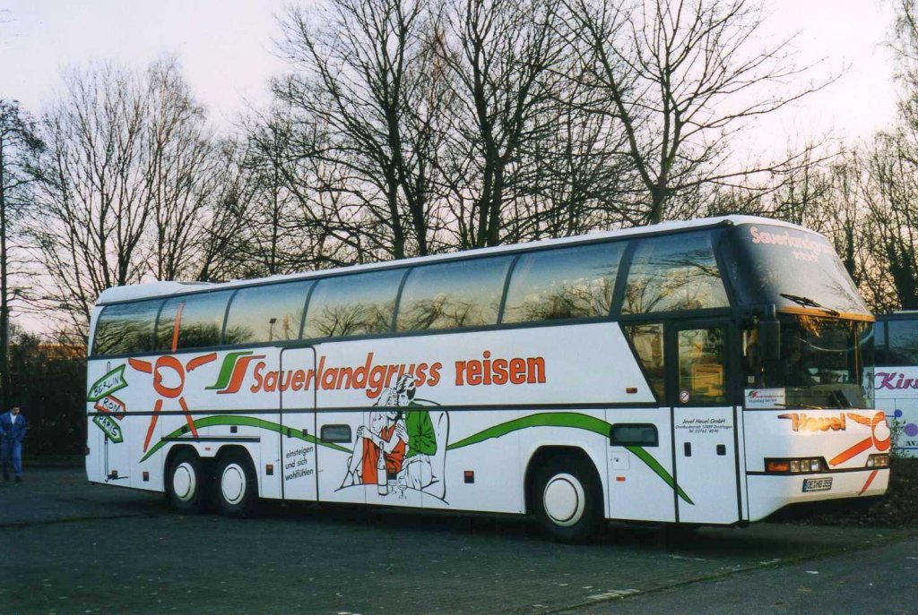 Neoplan Cityliner N118/3 H, aufgenommen im November 2001 auf dem Parkplatz der Westfalenhallen in Dortmund.