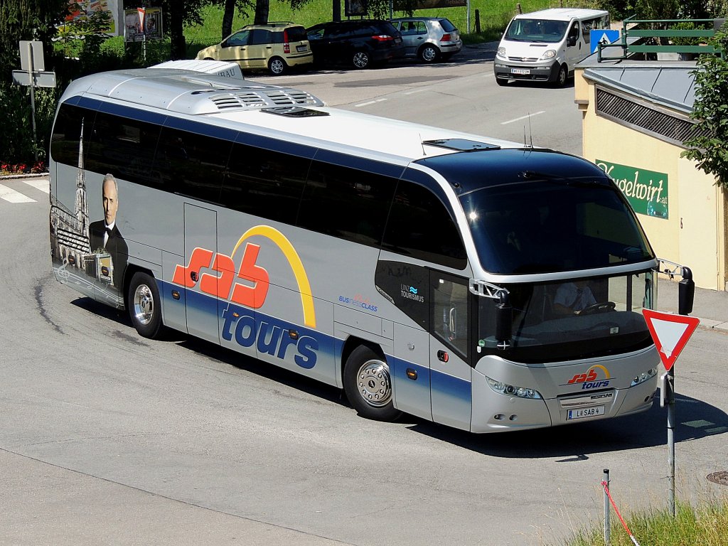 NEOPLAN-Cityliner von SAB-Tours, ist bei seiner Fahrt durch Ried Vorrang zu geben; 130716