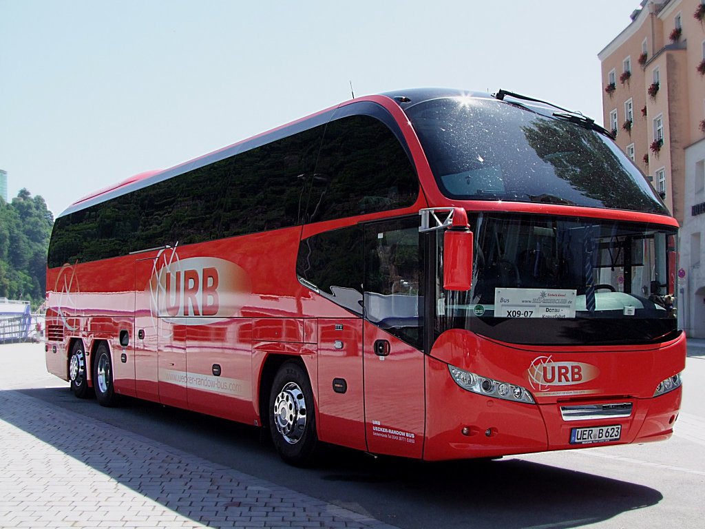 NEOPLAN erwartet an der Donau-Schiffsanlegestelle in Passau Kreuzfahrtgste;100710