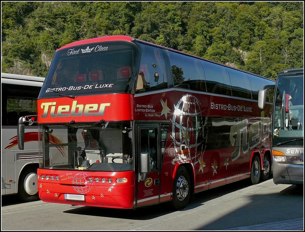 Neoplan First Class Bistro Bus de Lux, wartet in Passau am 12.09.2010, an den Schiffsanlegestellen auf seine Fahrgäste