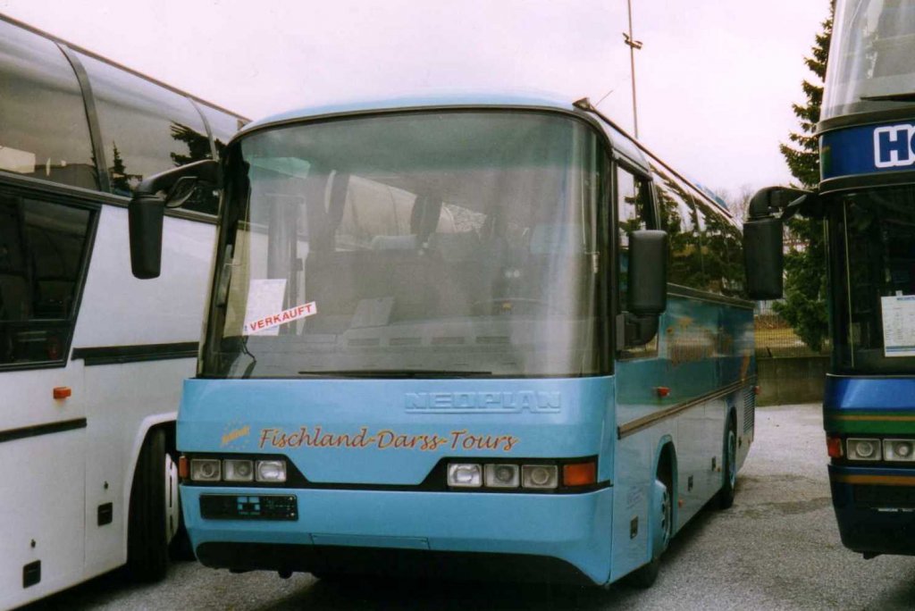 Neoplan Jetliner N208, aufgenommen im Mrz 2002 im GWZ der Neoplan NL Rhein Ruhr in Oberhausen.