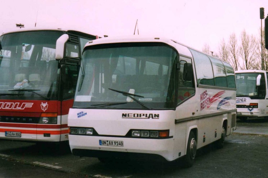 Neoplan Jetliner N208, aufgenommen im Mrz 2002 auf dem Parkplatz der Westfalenhallen in Dortmund.