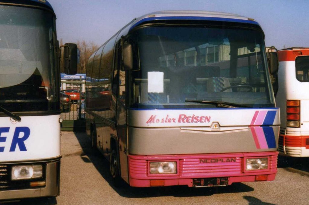 Neoplan Jetliner N208, aufgenommen im Mai 1998 im GWZ der Neoplan NL Rhein Ruhr in Oberhausen.