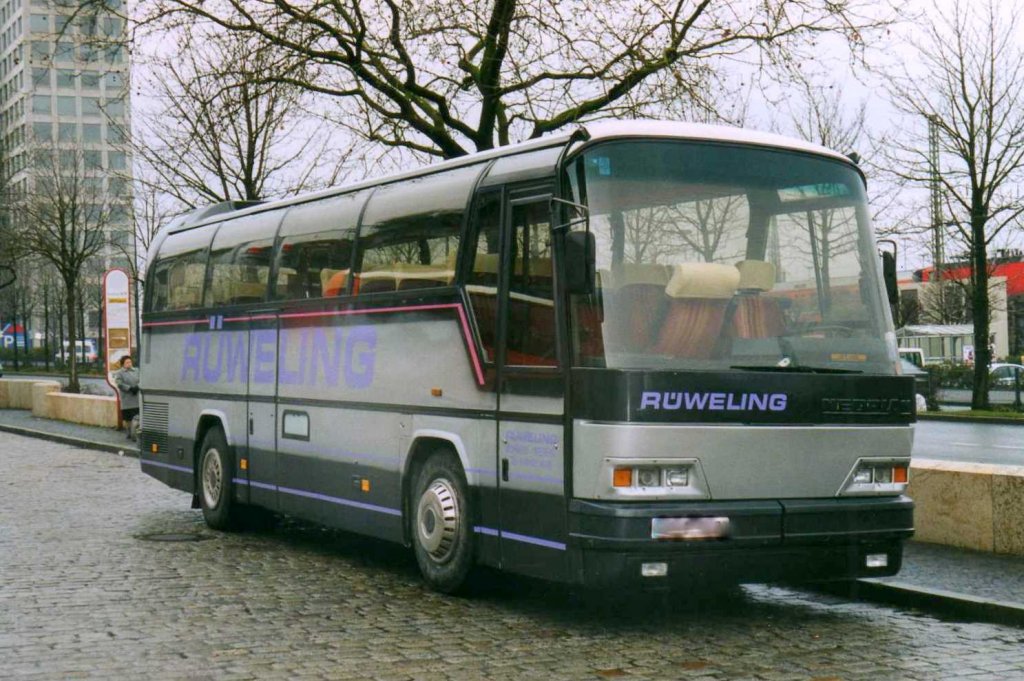 Neoplan Jetliner N214 SHD, aufgenommen im Januar 2002 am Dortmunder ZOB.
