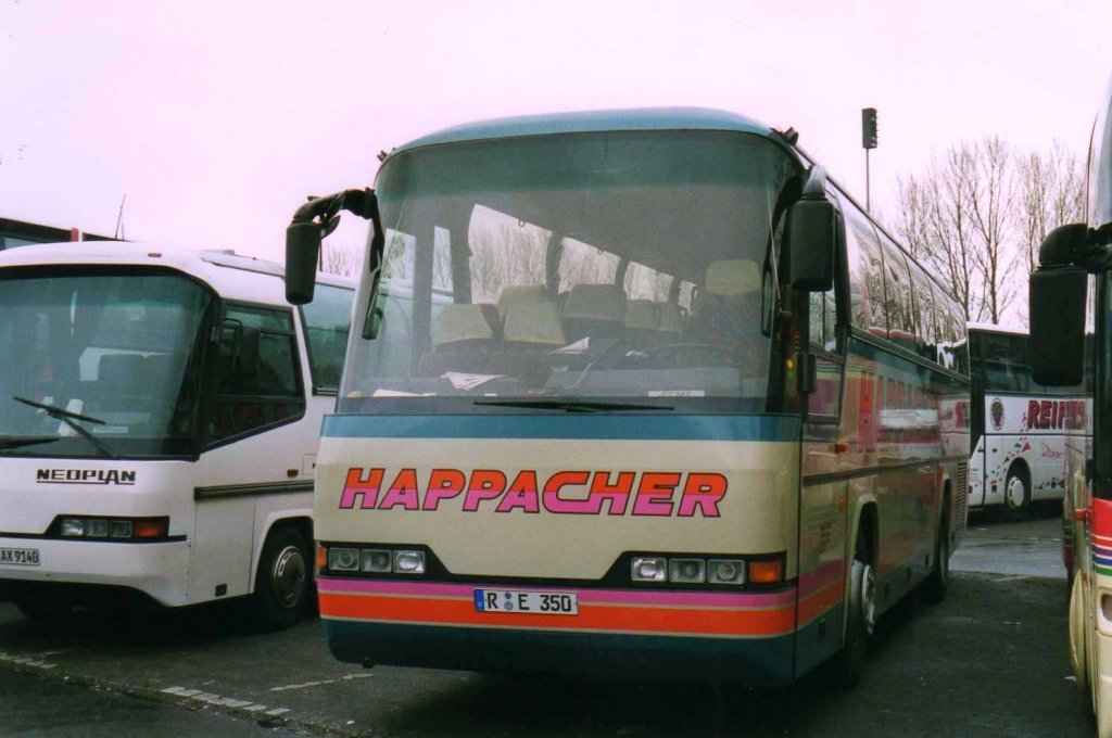 Neoplan Jetliner N216 H, aufgenommen im Mrz 2002 auf dem Parkplatz der Westfalenhallen in Dortmund.