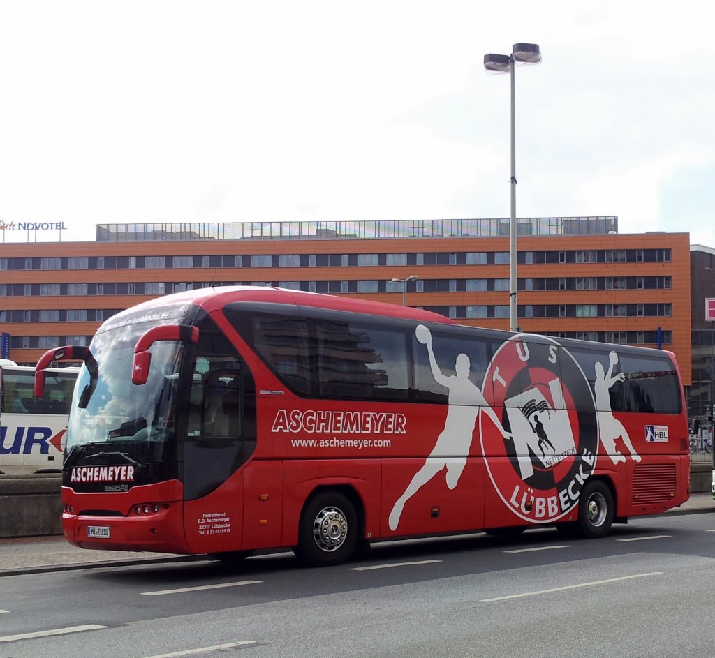 Neoplan Mannschaftbus des Tus Lbeck in Hannover, am 19.04.2012.