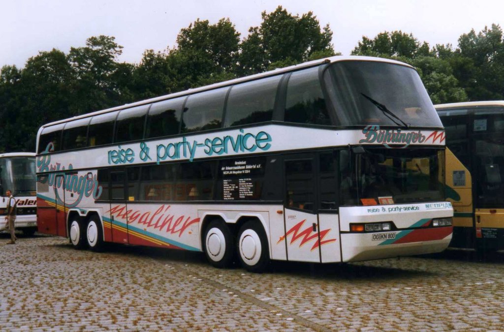 Neoplan Megaliner N128/4, aufgenommen im August 1998 auf dem Parkplatz der Westfalenhallen in Dortmund.
