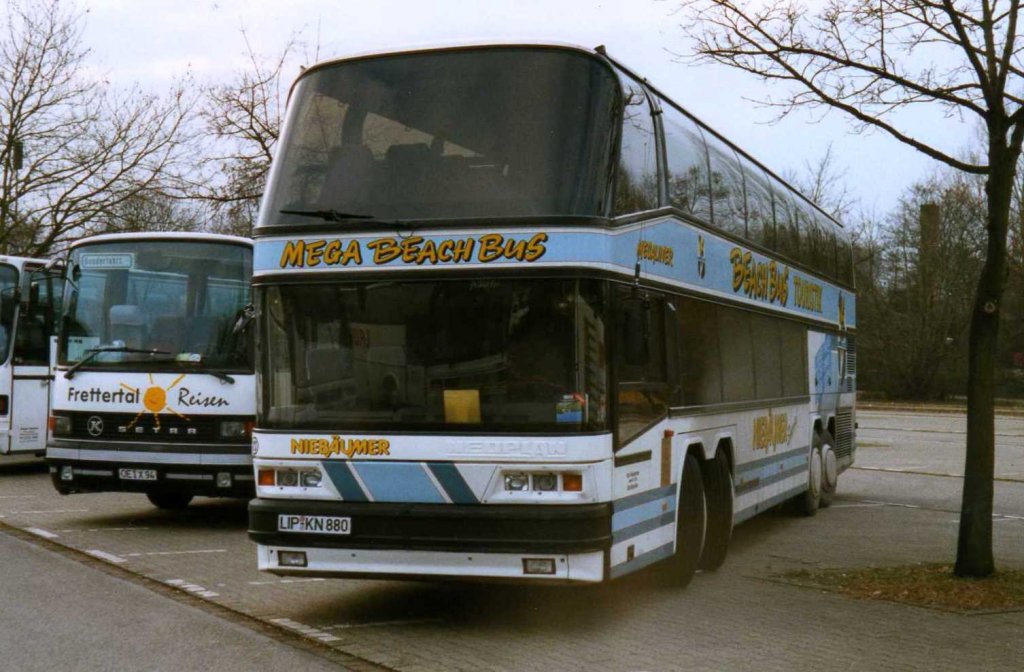 Neoplan Megaliner N128/4, aufgenommen im Februar 1999 auf dem Parkplatz der Westfalenhallen in Dortmund.