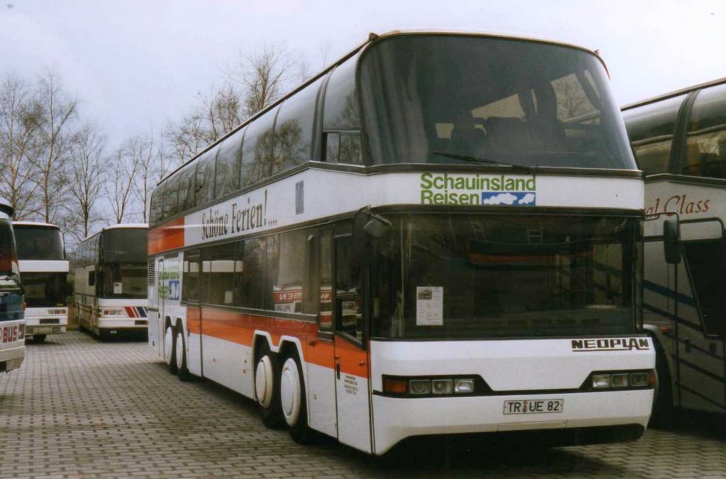 Neoplan Megaliner N128/4, aufgenommen im Mrz 1999 im GWZ der Neoplan NL Rhein Ruhr in Oberhausen.