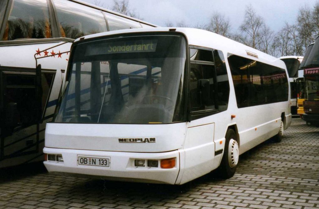 Neoplan Metroliner N8012, aufgenommen im März 1999 im GWZ der Neoplan NL Rhein Ruhr in Oberhausen.