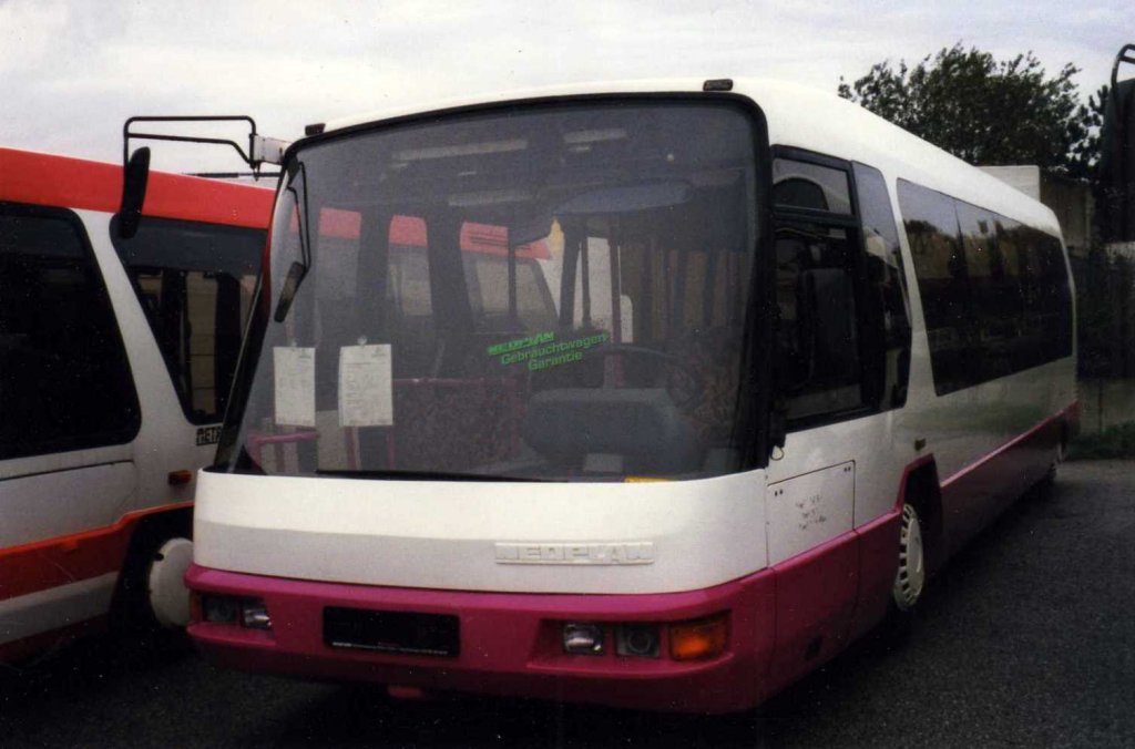 Neoplan Metroliner N8012, aufgenommen im Oktober 1996 im GWZ der Neoplan NL Rhein Ruhr in Oberhausen.