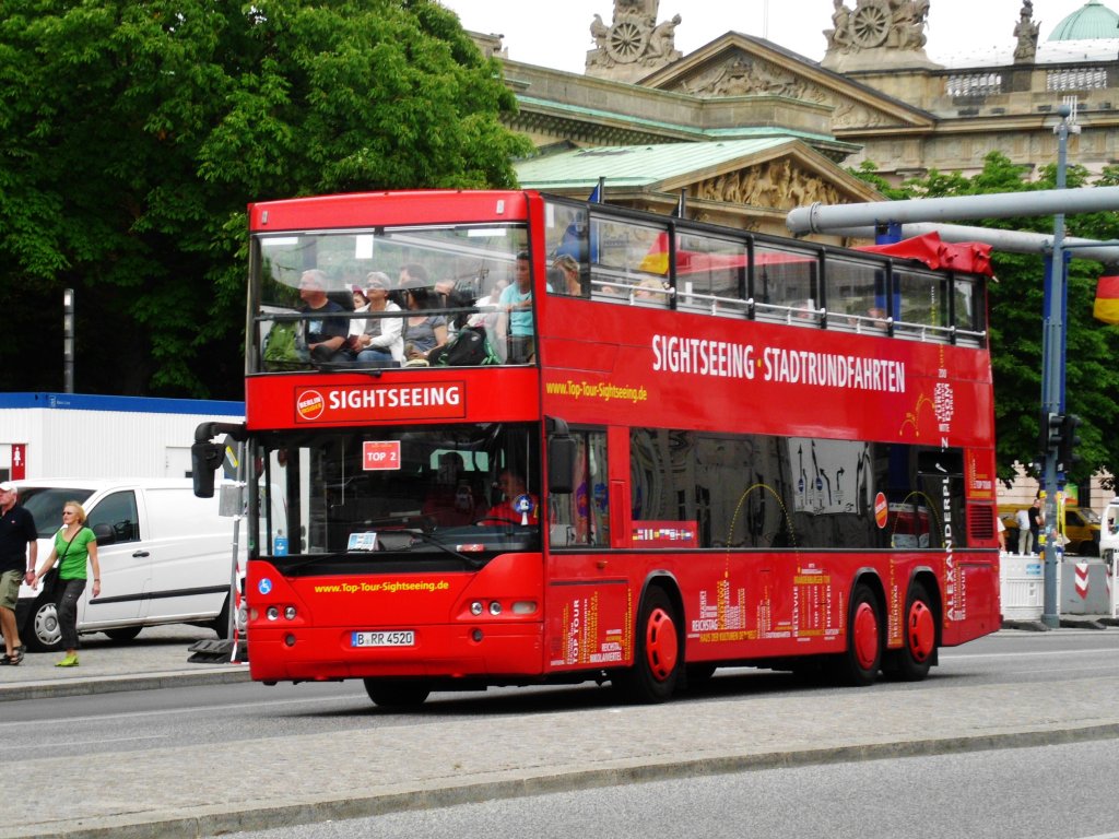 Neoplan N 44-Serie (Centroliner) Sightseeing-Bus an der Haltestelle Mitte Staatsoper.(15.6.2013) 